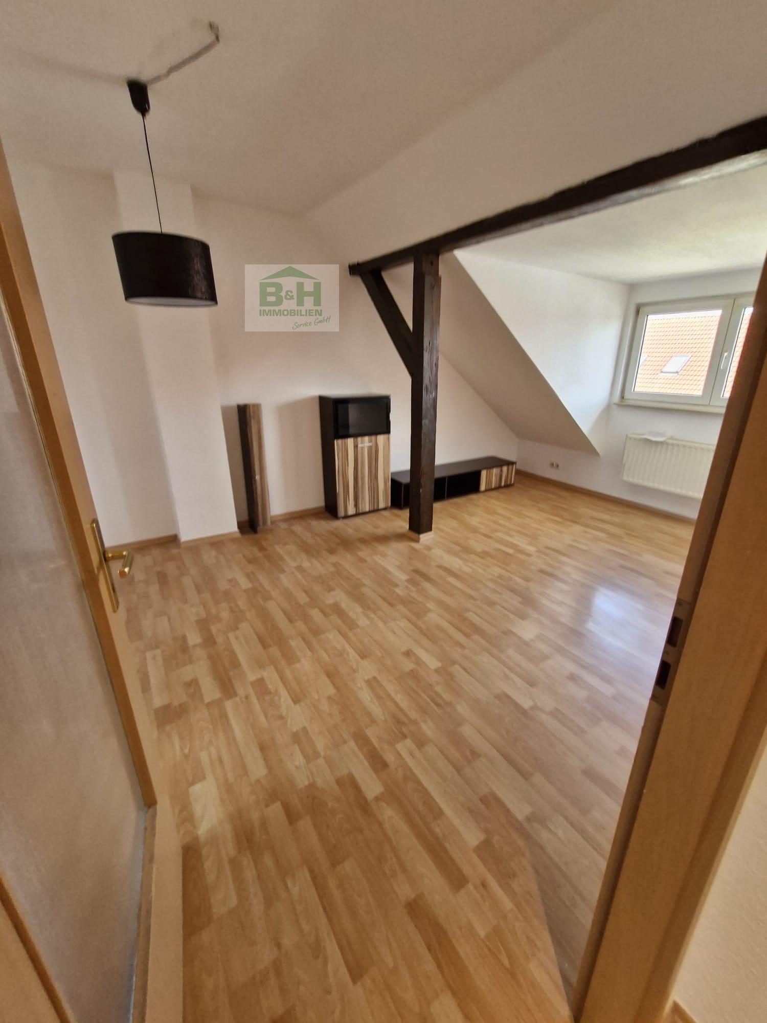 Süsse Dachwohnung 2 Zimmer ca. 45 qm mit Stellplatz im gepflegten 8 Fam.-haus in Dessau Nord — Vorschaubild 5